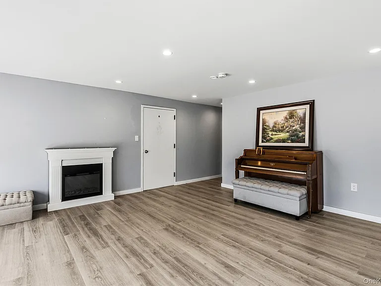 31 Sutton Hill Ln — Photo 8