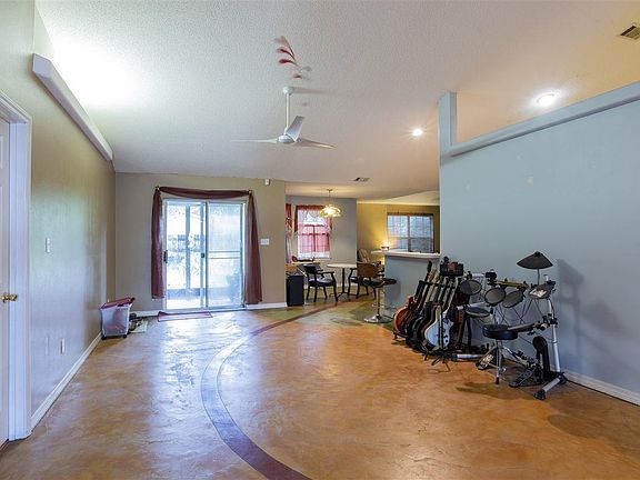 4th image of 812 Sterling Way