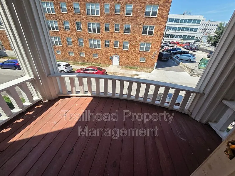 1 bed, 1.0 bath, 610 sqft, $1,142 — Photo 2