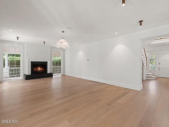 4th image of 107 Maple Ave