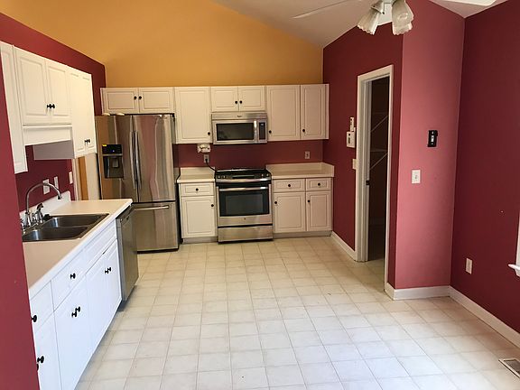 4th image of 9 Parliament Lake Ct