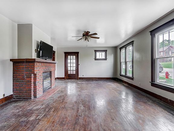 5th image of 382 W Locust St