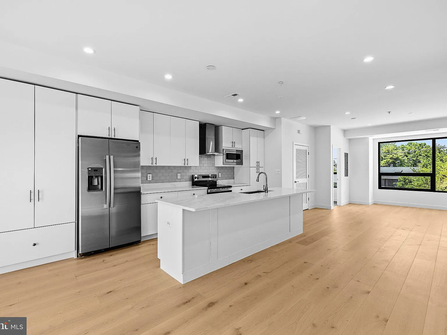 5 bed, 3.5 bath, 2760 sqft, $7,500 — Photo 2
