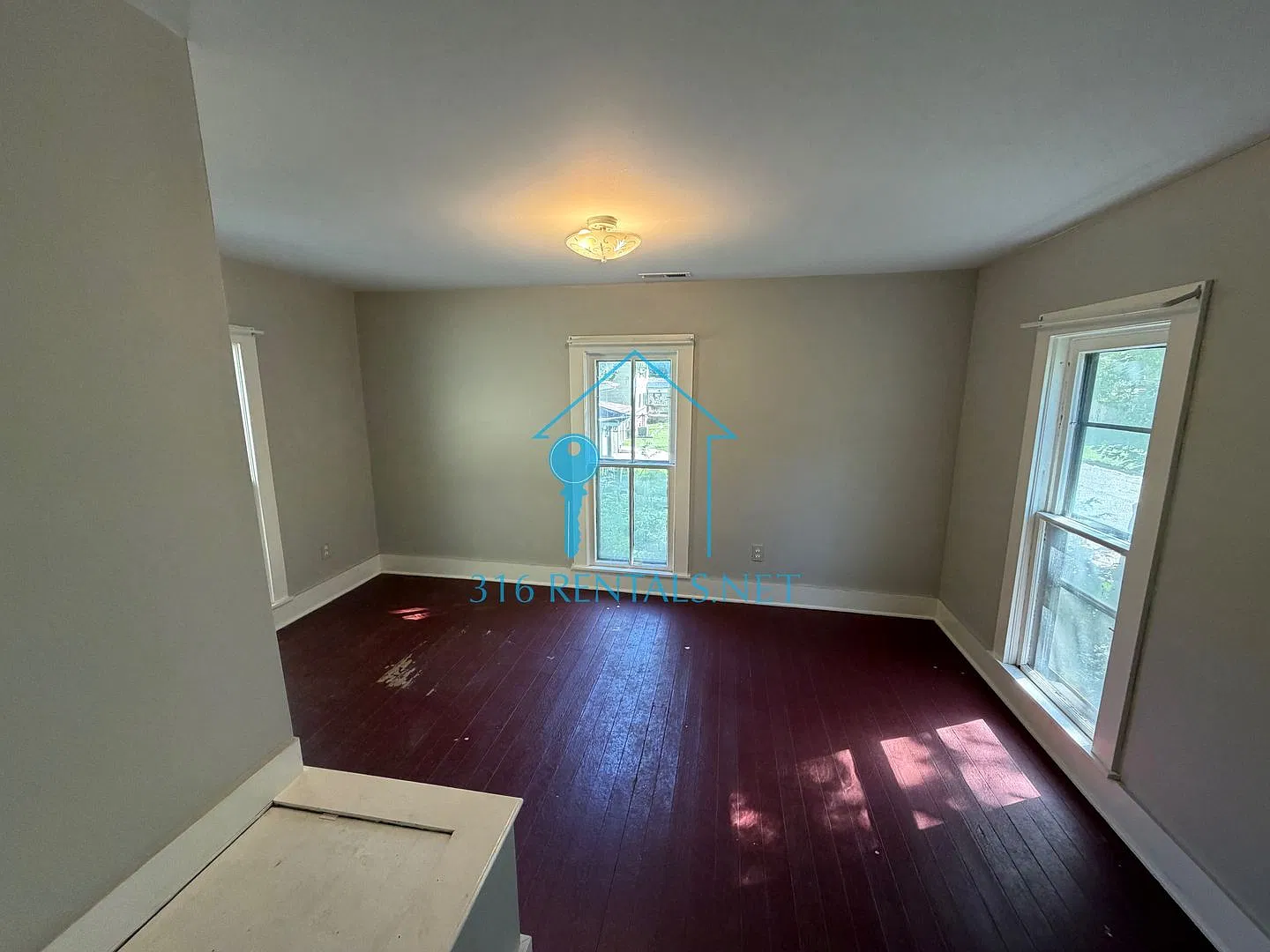 $1199 - 4 bed 1 bath - Single Family Home — Photo 2