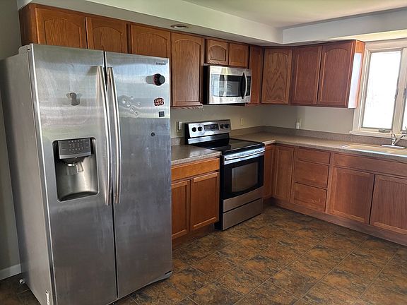 3rd image of 590 W 3rd St