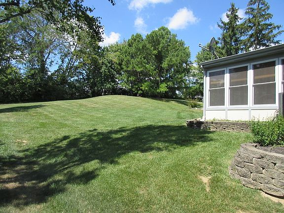 4th image of 227 Farmington Dr