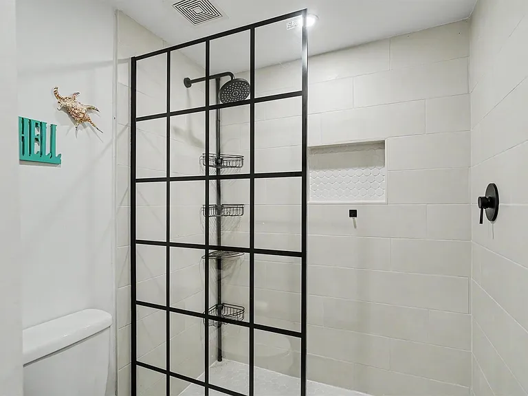 370 Ling St — Photo 9