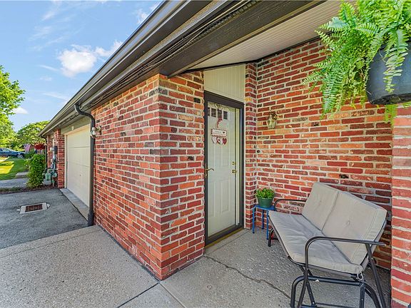 5th image of 310 Greenwood Dr