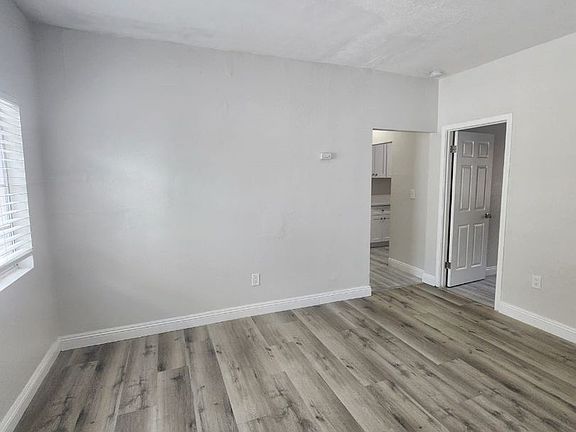 4th image of 1931 W 39th Pl