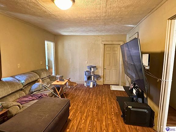 2nd image of 104 E Hord St
