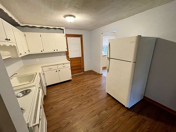 2nd image of 323 Idlewylde Dr #1