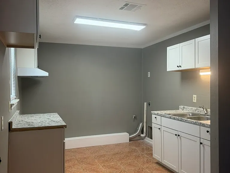 114 Webb St — Photo 4