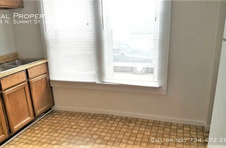 214 N Summit St #2 — Photo 5