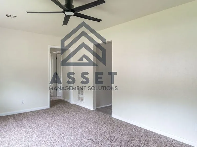 1040 Sycamore Dr — Photo 7