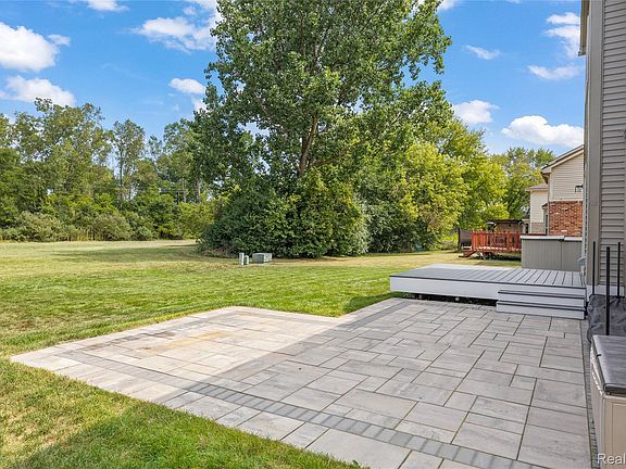 4th image of 384 Stonehenge Dr