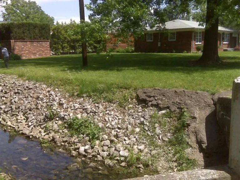 2431 Woodmont Dr — Photo 2