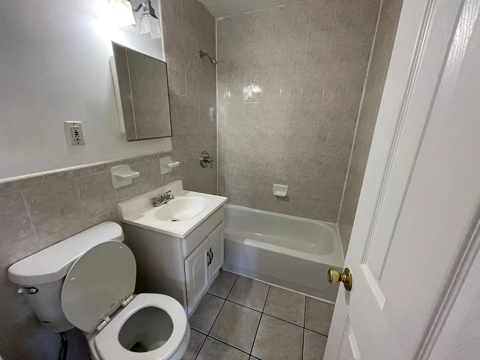 3 bed, 1100 sqft, $2,950 — Photo 4