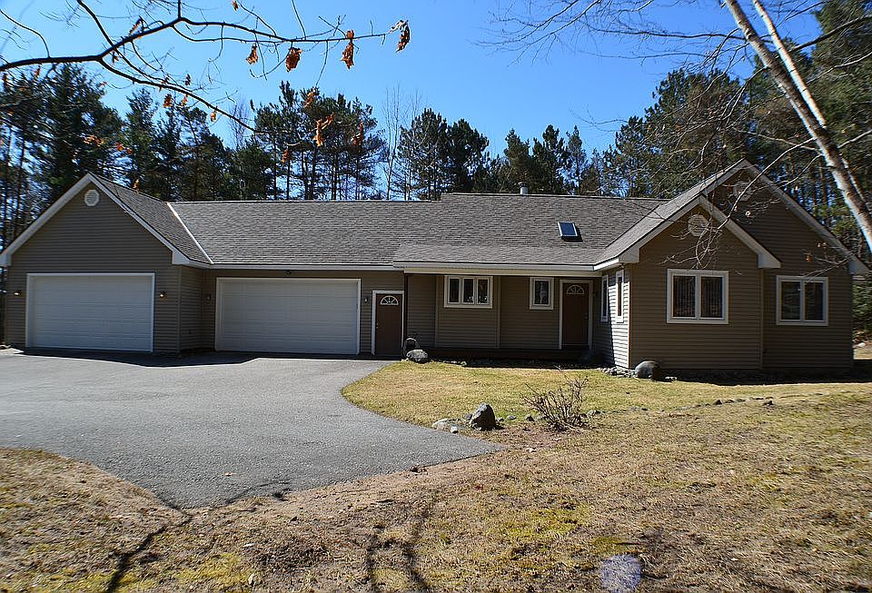 Front of home. NEW Roof.
