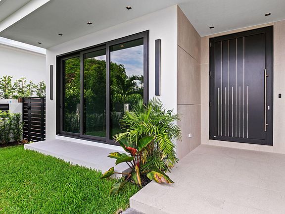 3rd image of 425 NE 10th Avenue