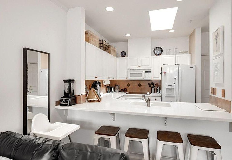 Spacious eating bar
