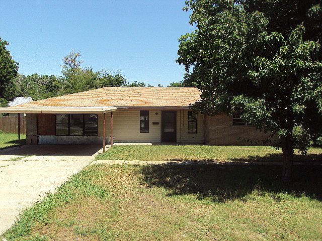 1st image of 221 E Texas St