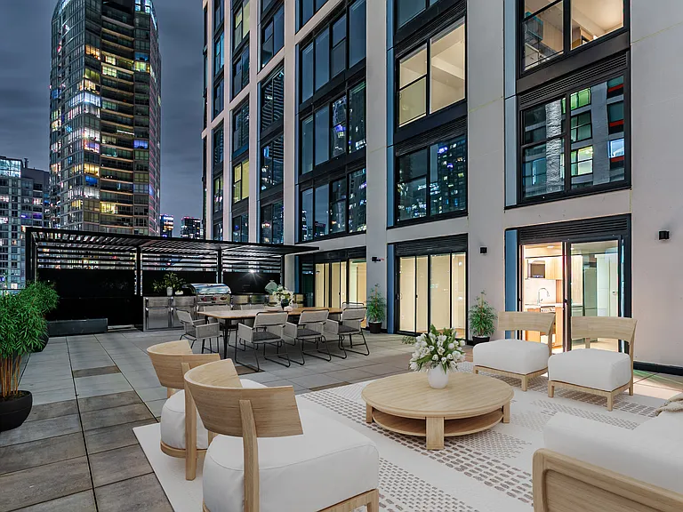 370 Queens Quay W — Photo 16