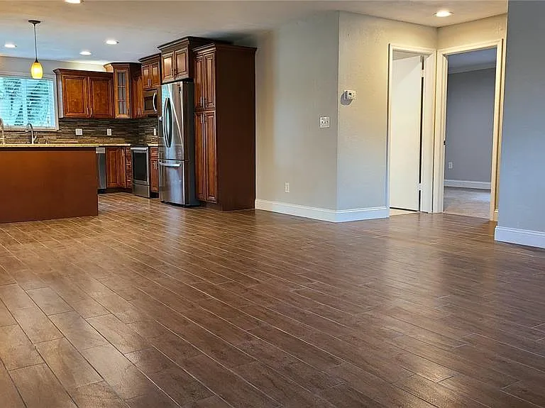 1718 Cardinal Dr — Photo 3