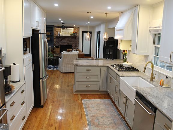 2nd image of 4989 Mountclaire Rd