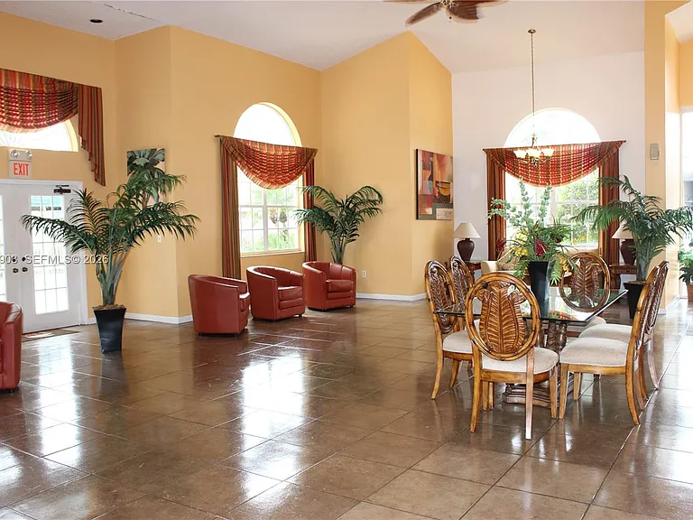 400 Palm Cir W #201 — Photo 43