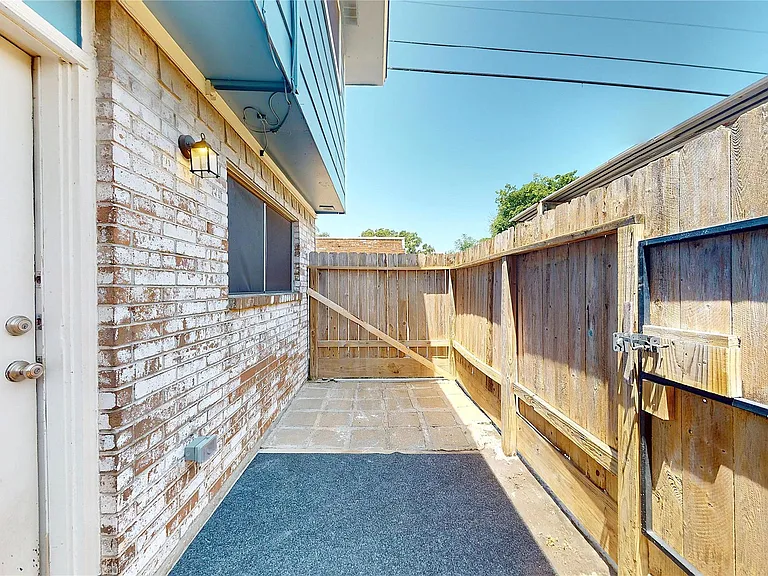 210 W G St — Photo 20