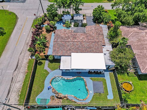 3rd image of 601 NW 28th Court