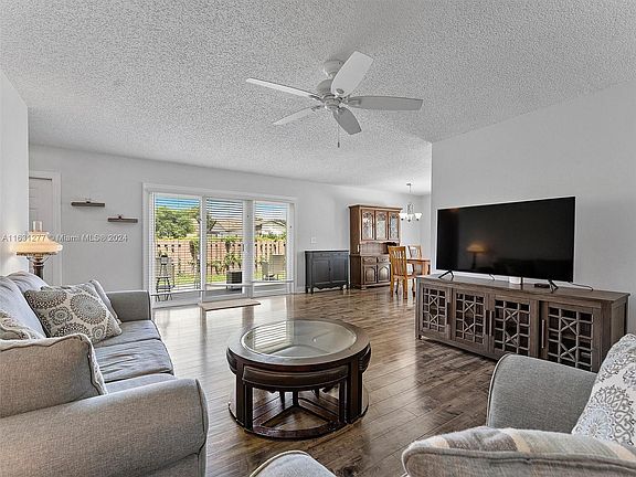 4th image of 5429 Mirror Lakes Blvd