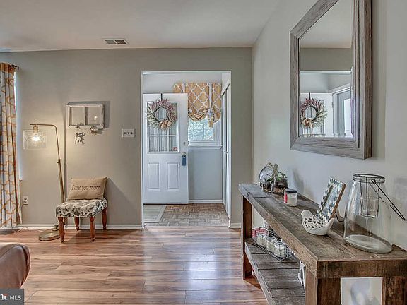 2nd image of 1662 Hemlock Cir