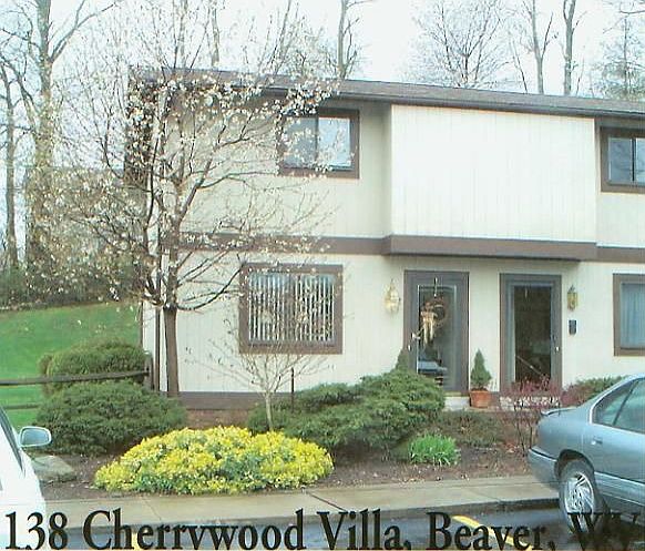 Conveniently located Townhouse for 2 or 1 in a nice, quiet neighborhood. 