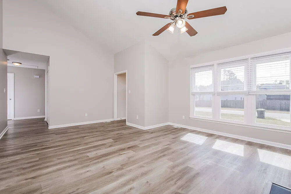 3 bed, 2.0 bath, 1309 sqft, $2,660 — Photo 4