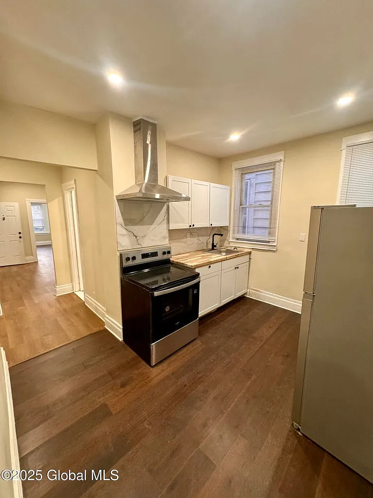 4 bed, 1116 sqft, $1,900 — Photo 2