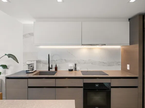 620 Cardero St #1404, Vancouver, BC V6G 3H7