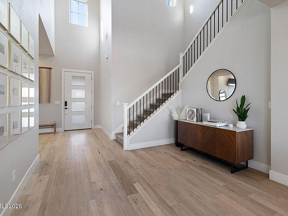 4th image of 911 Solarium Dr