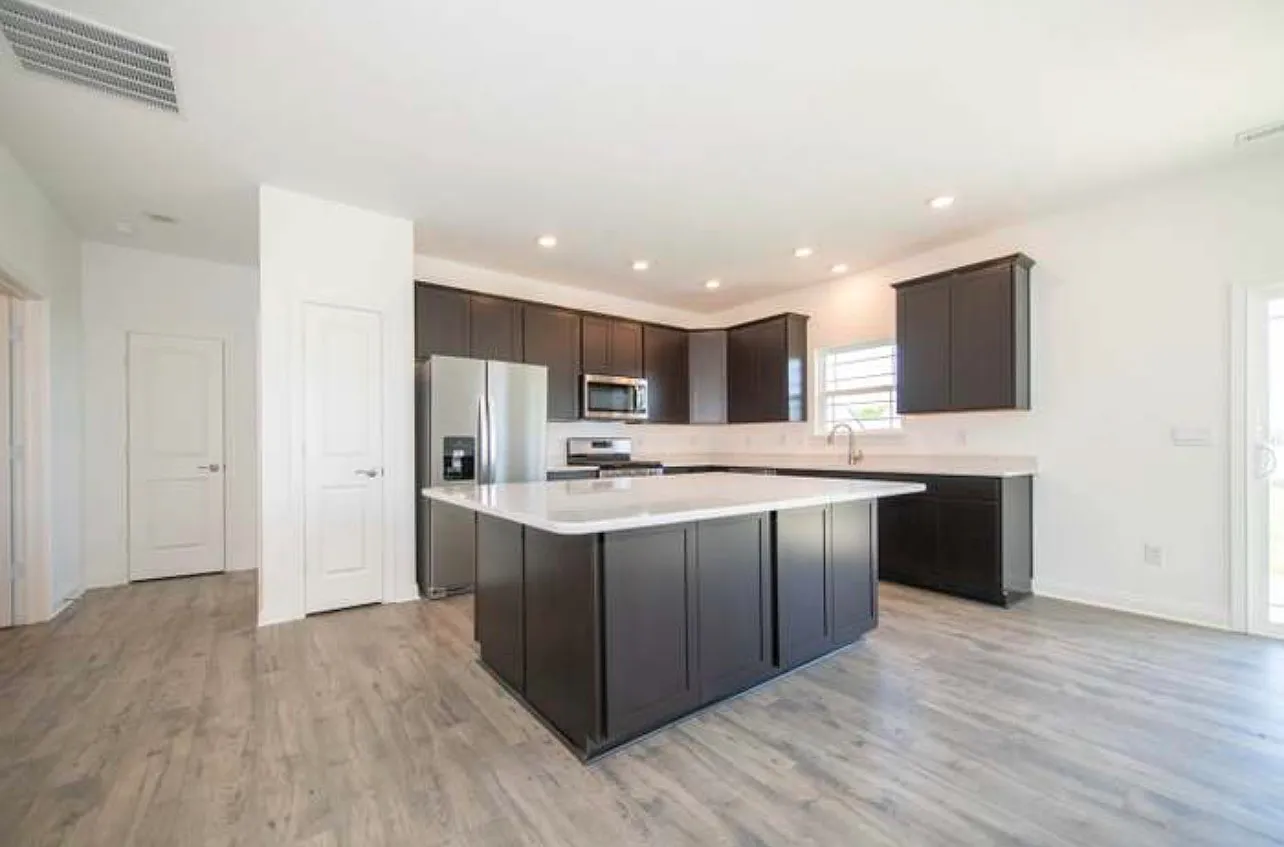 2 bed, 1596 sqft, $2,299 — Photo 4
