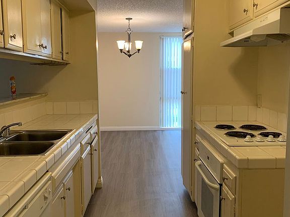 4th image of 2115 W Victoria Ave #31