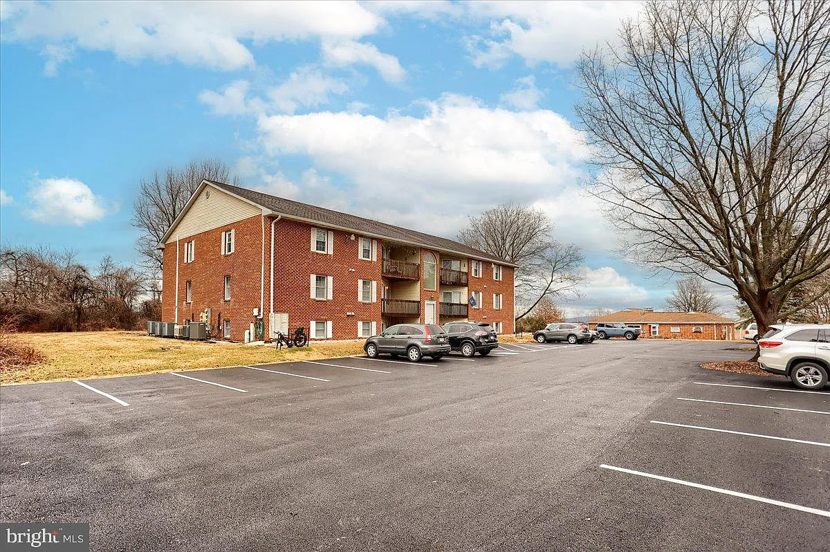 2 bed, 1.0 bath, 900 sqft, $1,350 — Photo 2