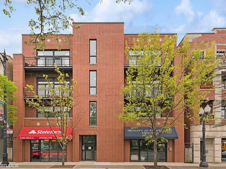 2243 W Irving Park Rd #2W — Photo 1
