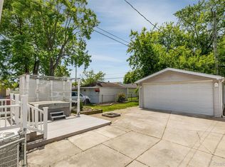 24921 Lexington Ave, Eastpointe, MI 48021