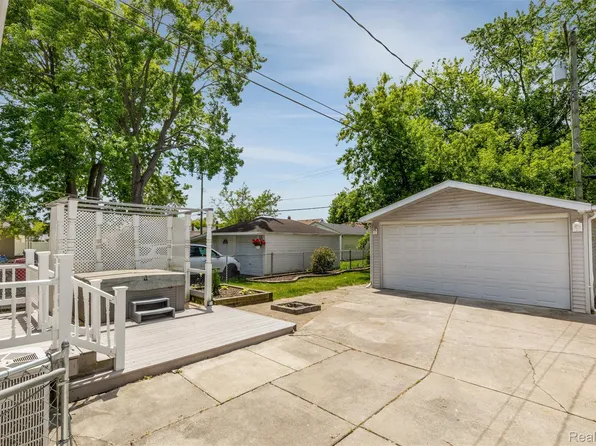 24921 Lexington Ave, Eastpointe, MI 48021