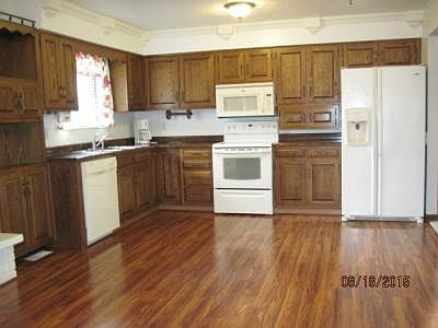 4th image of 8 Foxboro Dr