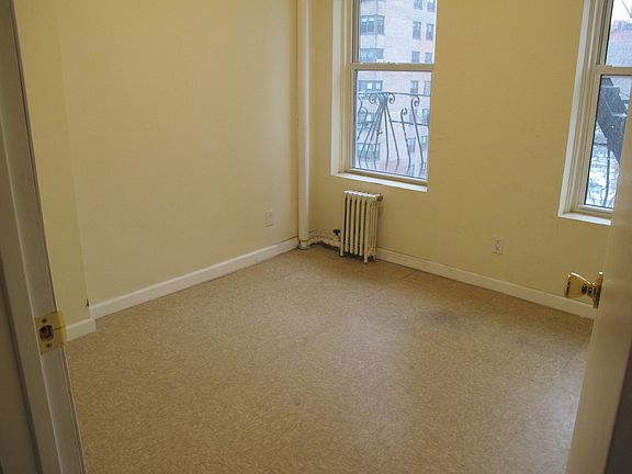 3rd image of 318 E 106th St APT 13