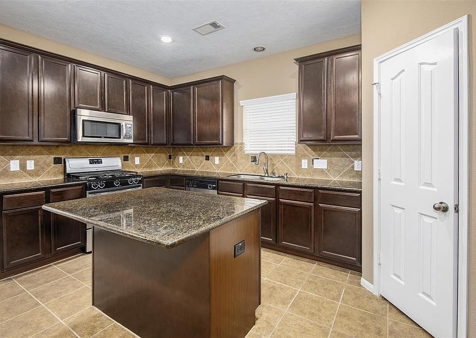 1st image of 4033 Palmetto Ct