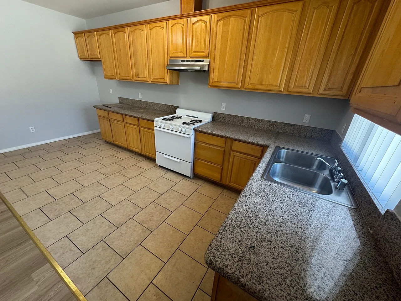 3 bed, 1000 sqft, $2,700 — Photo 3