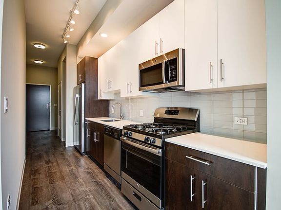 3rd image of 851 W Grand Ave