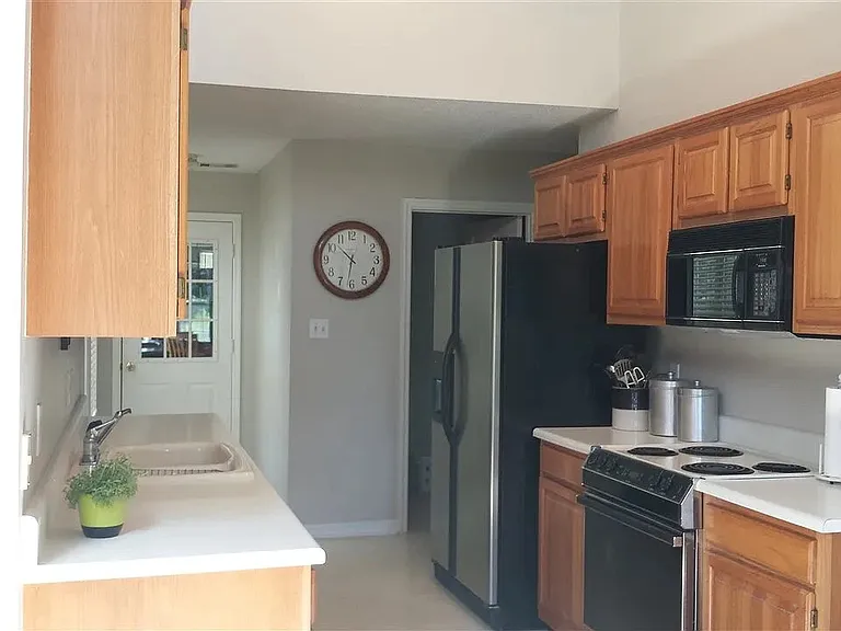 114 Mayfair Cir — Photo 6